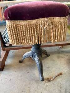lot 1365 image: Vintage Organ Stool--Gar