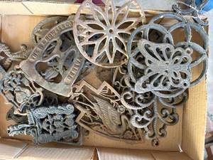 lot 1370 image: Miscellaneous Iron Trivets--Gar