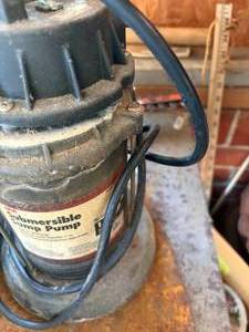 lot 1405 image: Submersible Sump Pump & Straw Hat -- Gar