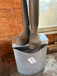 lot 1409 image: Paper Shredder & Size 10 Rubber Boots -- Gar