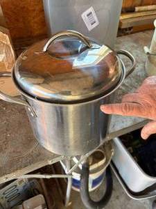 lot 1410 image: 10 Qt. Stainless Steel Pot-- Gar