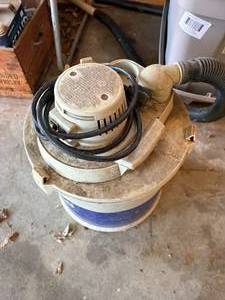 lot 1413 image: Wet & Dry Shop Vac -- Gar