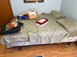 lot 1270 image: Queen Bed w Hollywood Frame--SBRM