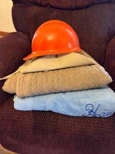 lot 1164 image: Hats x2 (Hard Hat & Sun Hat) & Blankets x2--FR