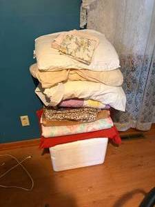 lot 1178 image: Pile of Pillows & Blankets--NBRM