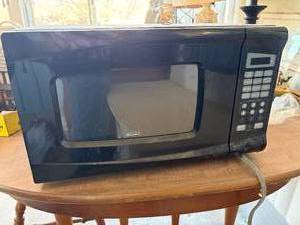 lot 1190 image: Rival 700 Watt Microwave--BP