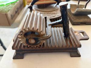 lot 1199 image: Vintage Fluter Iron--BP