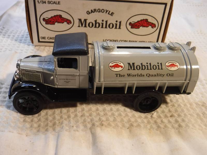 lot 1018 image: Ertl 134 Scale Diecast Bank 1931 Hawkeye Oil Truck Gargoyle Mobil oil
