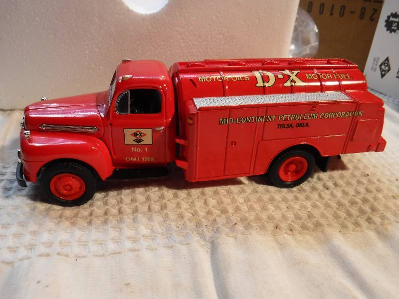 lot 1009 image: First Gear 1951 Ford F6 Fuel Tanker