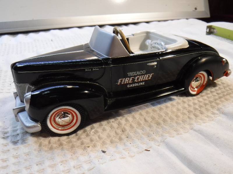lot 1036 image: Gearbox Texaco Fire Chief 1940 Ford Deluxe Coupe Chain Driven Pedal Car