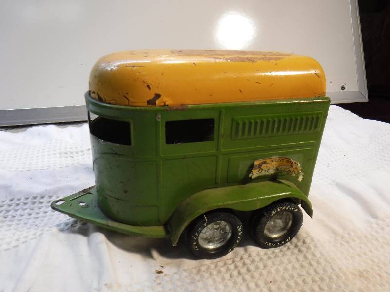 lot 1038 image: horse trailer