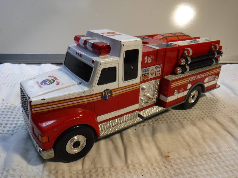 lot 2001 image: fire truck