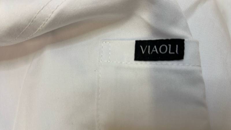 lot 168326 image: Viaoli White Scrubs - Retail $125