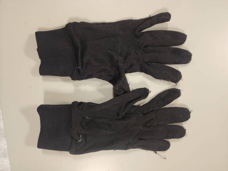 lot 169508 image: Terramar ThereSilk Glove Liner Black(M) - Retail $20