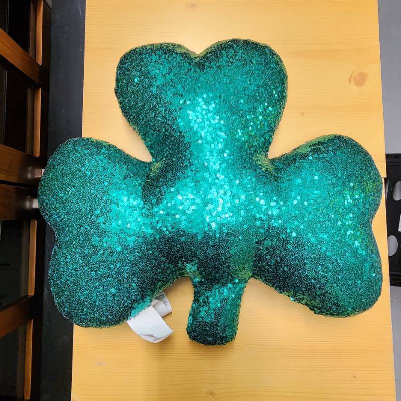 lot 169647 image: 20in Green 3Leaf Clover Sequin Plush - Retail $15