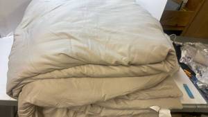 lot 68466 image: Tan Comforter 2 pillow Cases - Retail $45