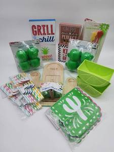 lot 69172 image: Cactus & Tropical Party Bar Set Bundle - Retail $25