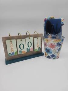 lot 69225 image: Tropical Calendar with Matching Gift Set - Retail $25