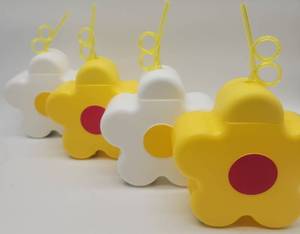 lot 69234 image: Flower Shaped Drinking Cups with Straws 4 Cup Set  - Retail $12