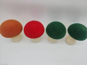 lot 69276 image: Decorative Mushroom Ceramic  Set Of 4 - Retail $35