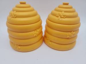 lot 69280 image: Decorative Beehive Salt and Pepper Shakers Set Of 2 - Retail $12