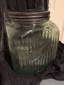 lot 2492 image: Vintage Large Green Glass Storage Jar with Wooden Handle