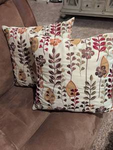 lot 2508 image: Decorative Floral Embroidered Throw Pillows Set