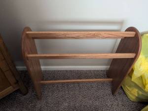 lot 2514 image: Solid Wood Quilt Display Rack