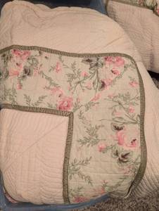 lot 2517 image: King Sized Quilted Floral Pattern Quilted Bedspread Set