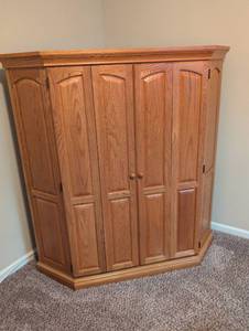 lot 2522 image: Solid Oak Entertainment Center with Storage