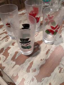 lot 2535 image: Frosted Holiday Drinking Glasses Set