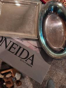 lot 2550 image: Oneida Maybrook Pierced Round Serving Tray set of 3