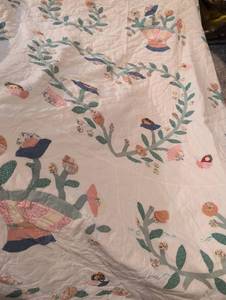 lot 2553 image: Handmade Queen  Floral Applique Quilt