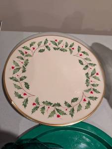 lot 2571 image: Lenox Holiday Holly Dinner Plate