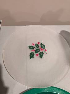 lot 2572 image: Holiday Holly Pattern Dinner Plate