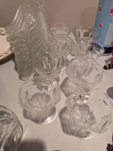 lot 2577 image: Clear Glass Sundae Dessert Cups Set