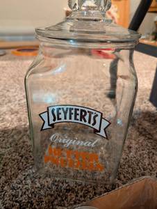 lot 2585 image: Antique Seyferts Original Butter Pretzels Glass Storage Jar
