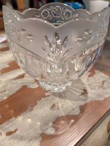 lot 2595 image: Crystal Rose Pattern Serving Bowl