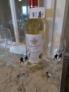 lot 2605 image: Stella Rosa Moscato DAsti Wine Set with Dancing Figure Wine Glasses