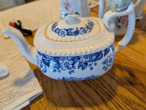 lot 2606 image: Spode Copeland Old Salem Blue Floral Teapot