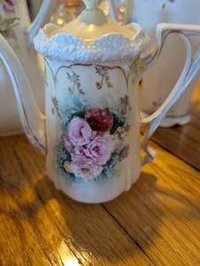 lot 2607 image: Decorative Porcelain Coffee Pot with Pink Roses