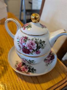 lot 2614 image: Pink Rose Pattern Tea Set with Gold Trim