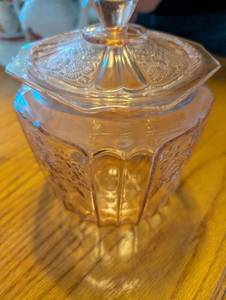 lot 2617 image: Pink Depression Decorative Glass Candy Dish with Lid