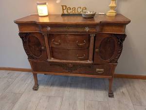 lot 1500 image: 1920s Oak Sideboard with Claw Feet