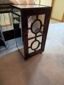 lot 1502 image: Modern Glass Top Display Cabinet with Circle Design