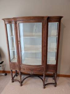 lot 1506 image: Oak Curved Glass Display Cabinet- one glass pane has a broken top corner
