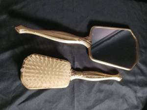 lot 1264 image: Gold Tone Vanity Brush Set