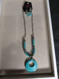 lot 1269 image: Paparazzi Turquoise Circle Pendant Necklace