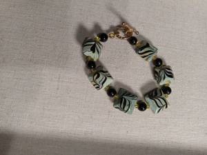lot 1292 image: Marbled Glass and Onyx Bracelet
