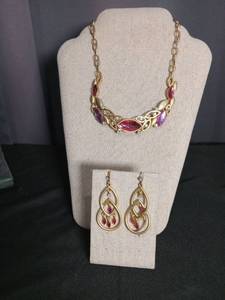 lot 1298 image: Pink Crystal Gold Tone Jewelry Set